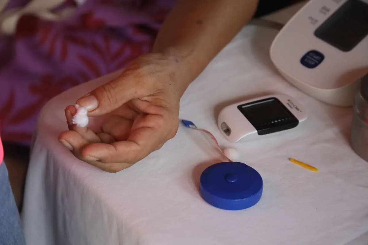 Imagem de capa de Diabetes em Idosos: Cuidados Essenciais no Dia a Dia